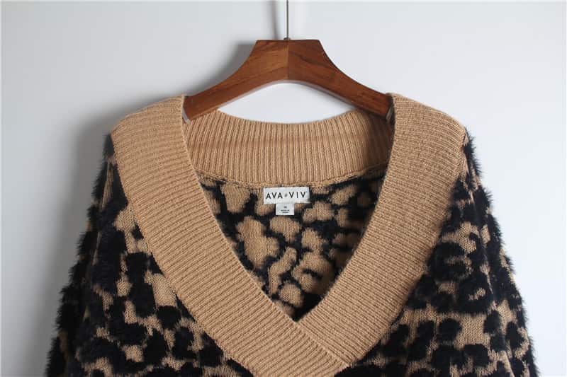 Animal Jacquard Pullover manufactured by Belleza — 64% Nylon · 36% Acrylic, 5GG — view 2
