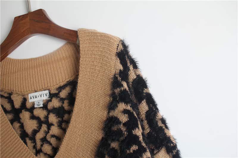 Animal Jacquard Pullover manufactured by Belleza — 64% Nylon · 36% Acrylic, 5GG — view 3