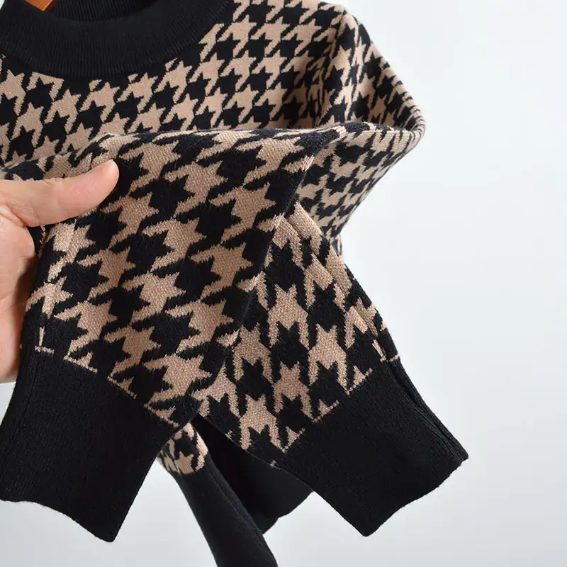 Houndstooth Jacquard Pullover manufactured by Belleza — 50% Viscose · 28% Nylon · 22% Pbt, 12GG — view 5